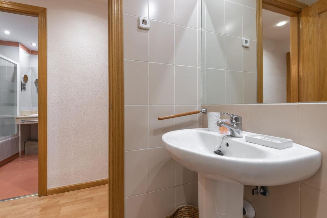 2 Bedrooms 2 Bathrooms Furnished - Malsana - With Pool - Mintystay Madrid Buitenkant foto