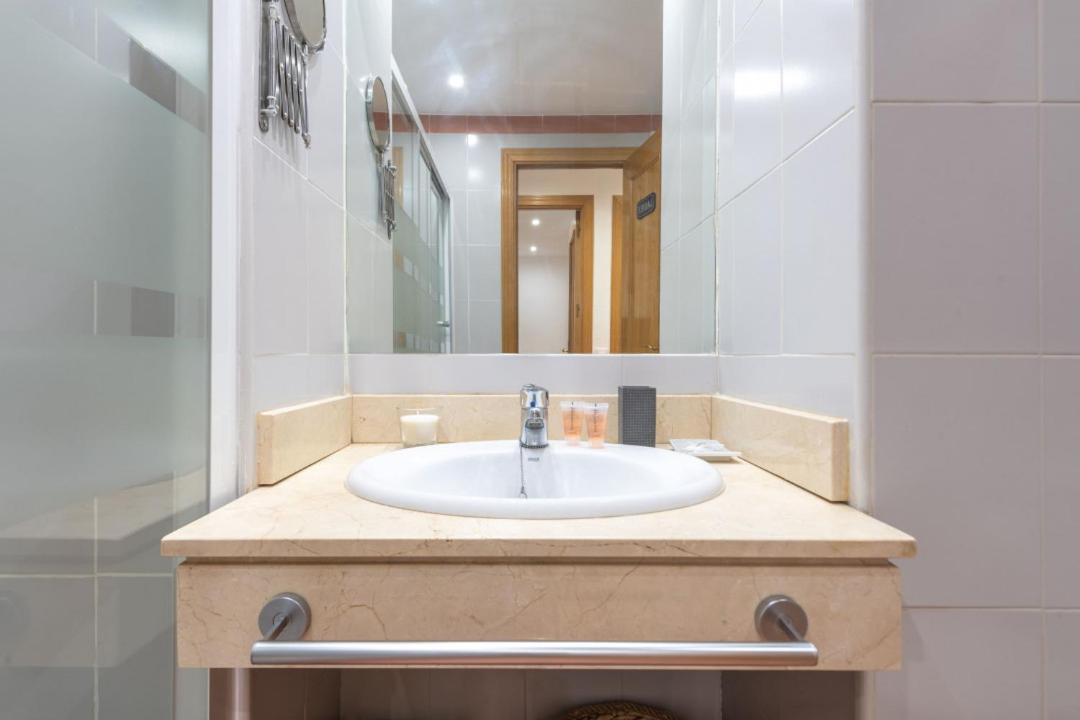 2 Bedrooms 2 Bathrooms Furnished - Malsana - With Pool - Mintystay Madrid Buitenkant foto